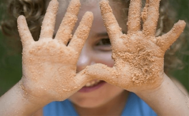 infecção por parasitas através de mãos sujas